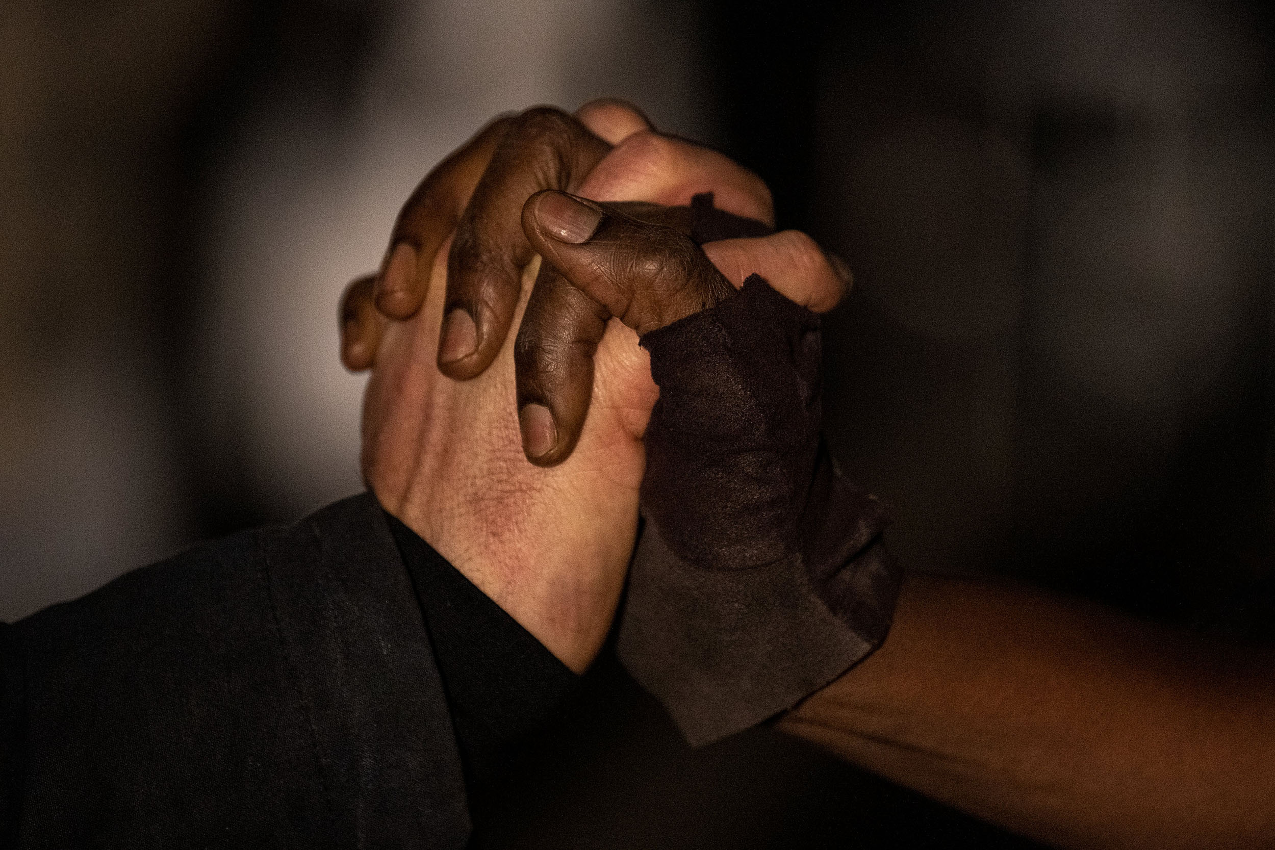 Mãos e Andrew Lincoln e Danai Gurira juntas no set de The Walking Dead: Rick e Michonne.