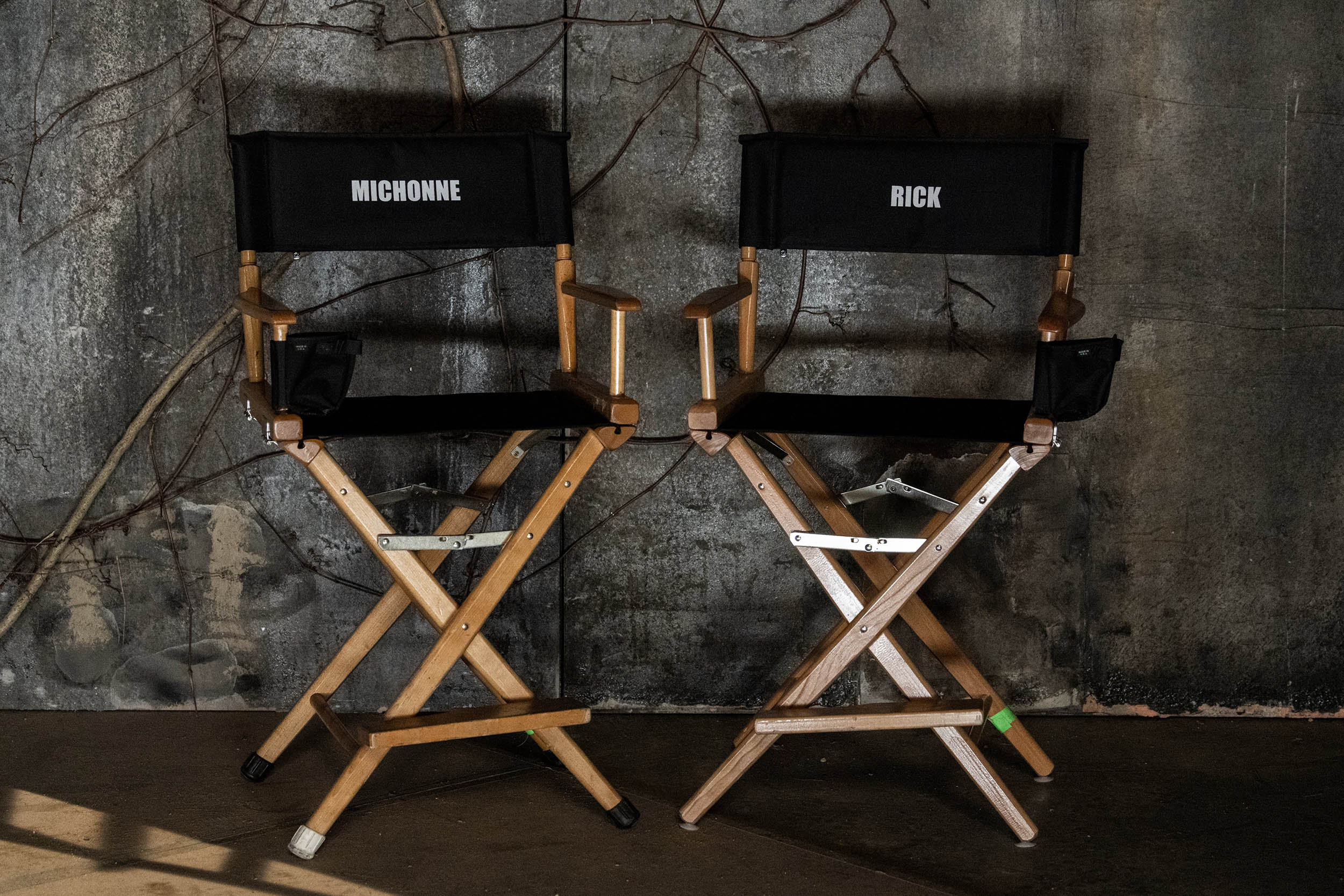 Cadeiras de Andrew Lincoln e Danai Gurira no set de The Walking Dead: Rick e Michonne.