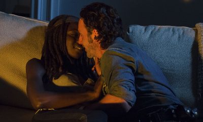 Rick e Michonne se beijando pela primeira vez no episódio 10 - "The Next World" da 6ª temporada de The Walking Dead.