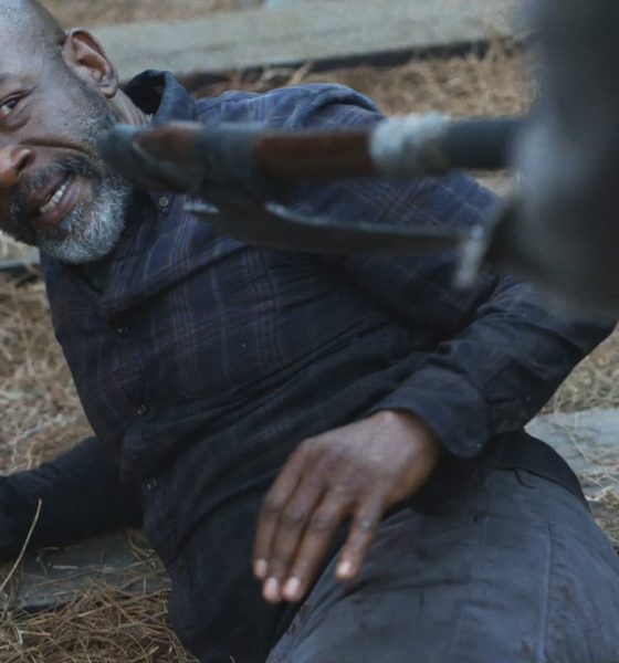 Morgan no chão com sua arma sendo apontada para ele em cena da 8ª temporada de Fear the Walking Dead.