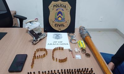 Foto da apreensão da Polícia Federal em Araguaína inclui um bastão com arame farpado na ponta, semelhante ao utilizado por Negan em The Walking Dead.
