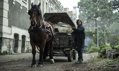 Daryl ao lado de um cavalo e uma carroça em cena da série The Walking Dead: Daryl Dixon em Paris.