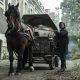 Daryl ao lado de um cavalo e uma carroça em cena da série The Walking Dead: Daryl Dixon em Paris.