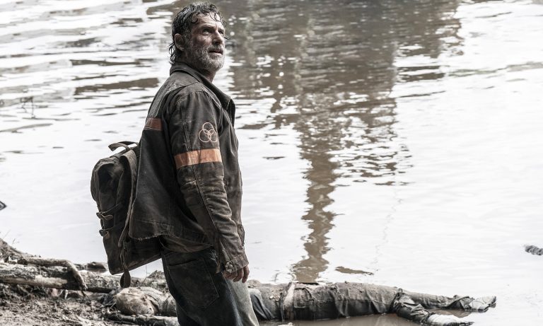 Rick com a roupa da CRM olhando para cima em cena do episódio 24 da última temporada de The Walking Dead.