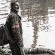 Rick com a roupa da CRM olhando para cima em cena do episódio 24 da última temporada de The Walking Dead.