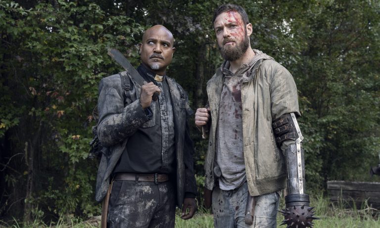 Gabriel e Aaron juntos na floresta em cena de episódio da 10ª temporada de The Walking Dead.