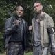 Gabriel e Aaron juntos na floresta em cena de episódio da 10ª temporada de The Walking Dead.