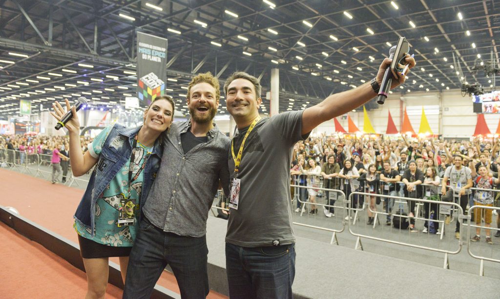 Ross Marquand com apresentadores na edição de 2016 da CCXP.