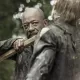 Morgan matando um zumbi com seu bastão em cena da 8ª e última temporada de Fear the Walking Dead.