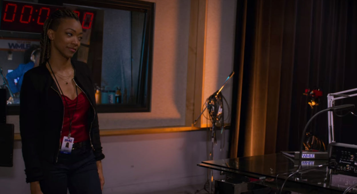 Sonequa Martin-Green como Roxy Richardson no filme de drama O Natal Está no Ar.