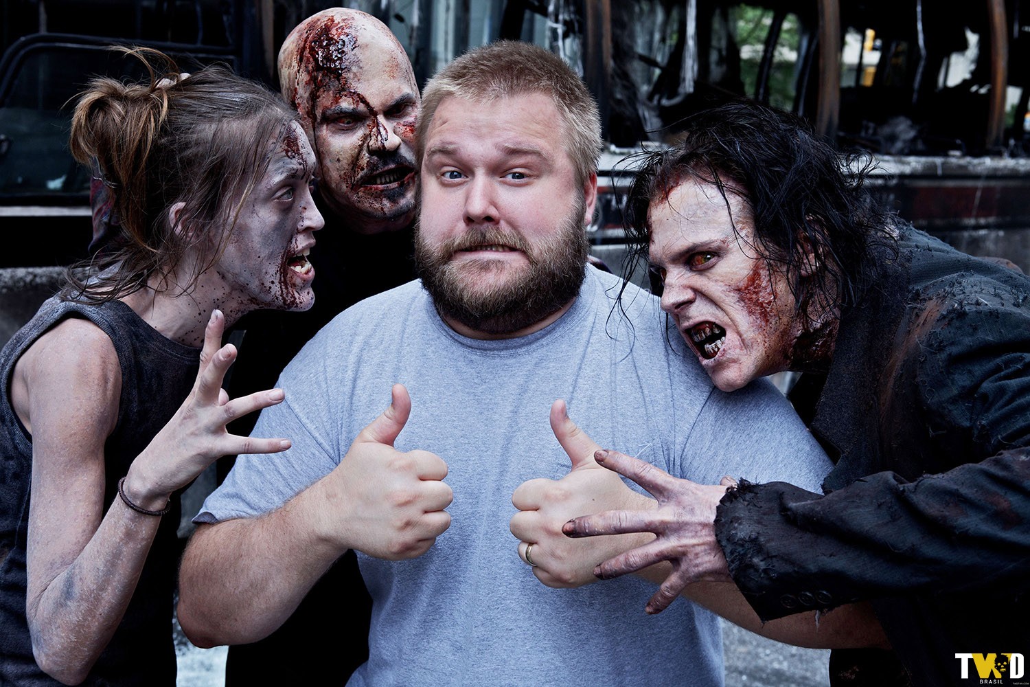Robert Kirkman, o criador dos quadrinhos de The Walking Dead ao lado de alguns dos primeiros zumbis da série.
