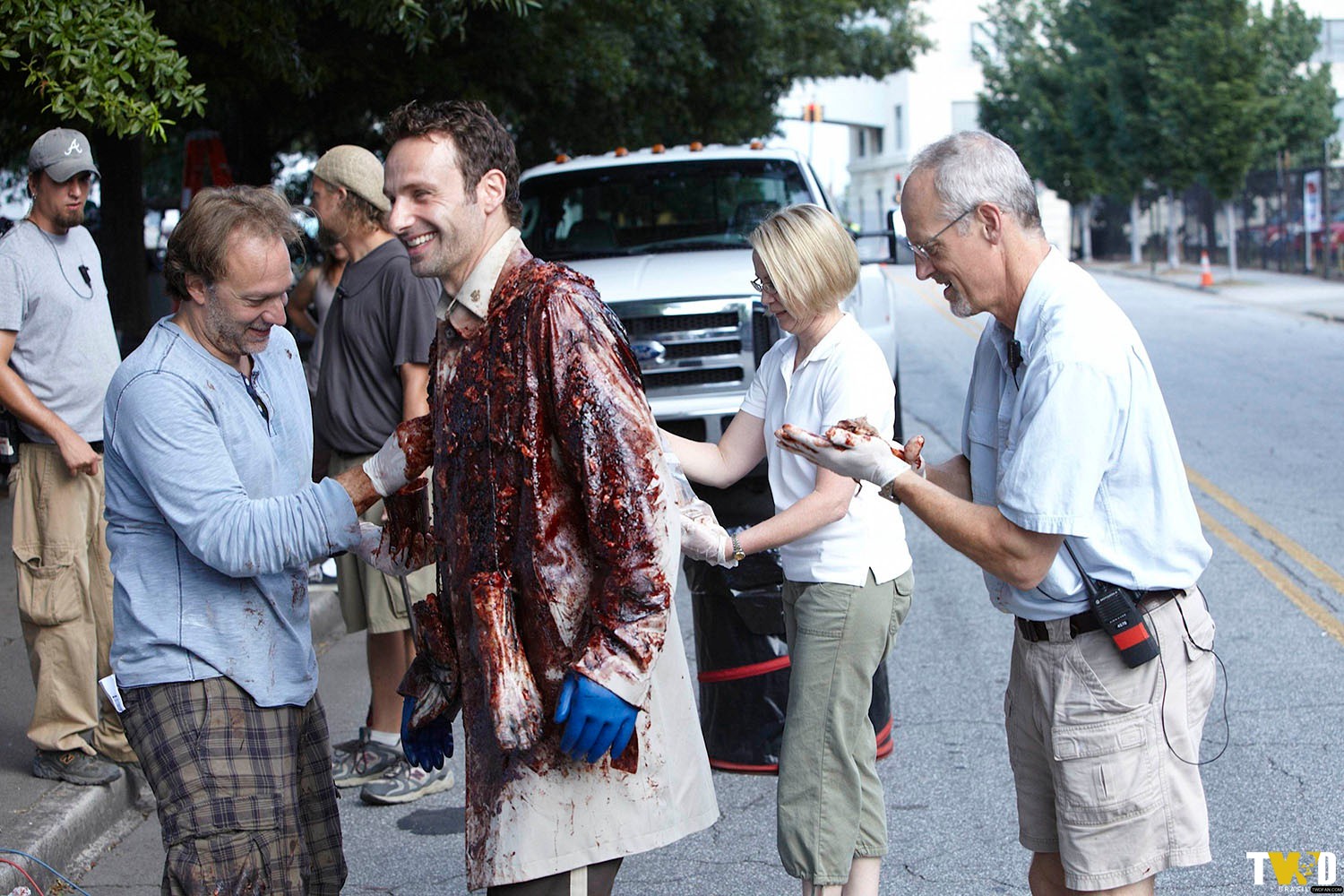 Andrew Lincoln (Rick) recebendo uma grande quantidade de entranhas nos bastidores de The Walking Dead