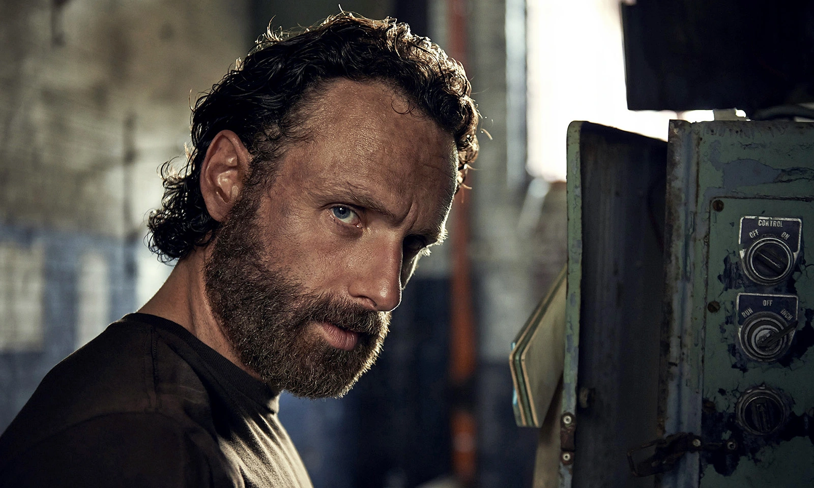 Andrew Lincoln como Rick Grimes em imagem promocional da 5ª temporada de The Walking Dead.