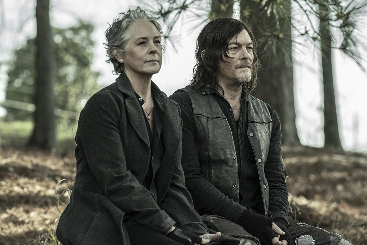 Daryl Dixon e Carol Peletier sentados em cena do último episódio de The Walking Dead.
