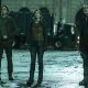 Maggie, Negan e um novo personagem pelas ruas de New York em cena da 1ª temporada de The Walking Dead: Dead City.