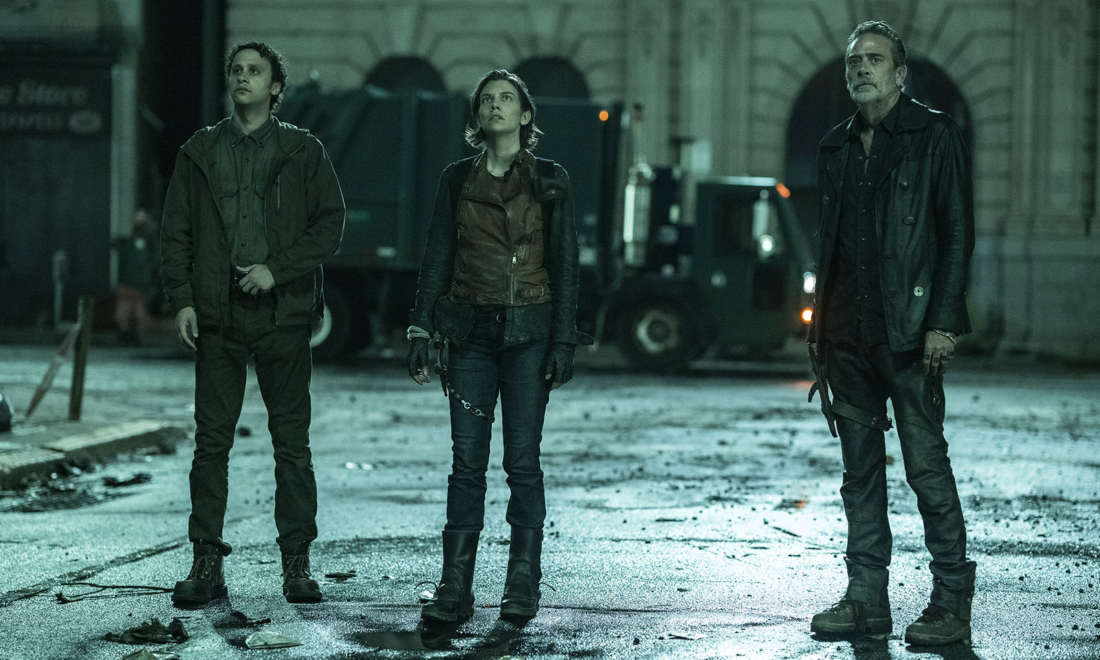 Maggie, Negan e um novo personagem pelas ruas de New York em cena da 1ª temporada de The Walking Dead: Dead City.