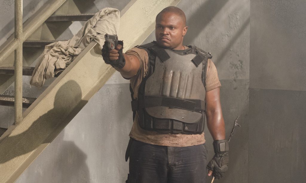 T-Dog na prisão apontando uma arma falsa em cena do episódio 3 da 3ª temporada de The Walking Dead.