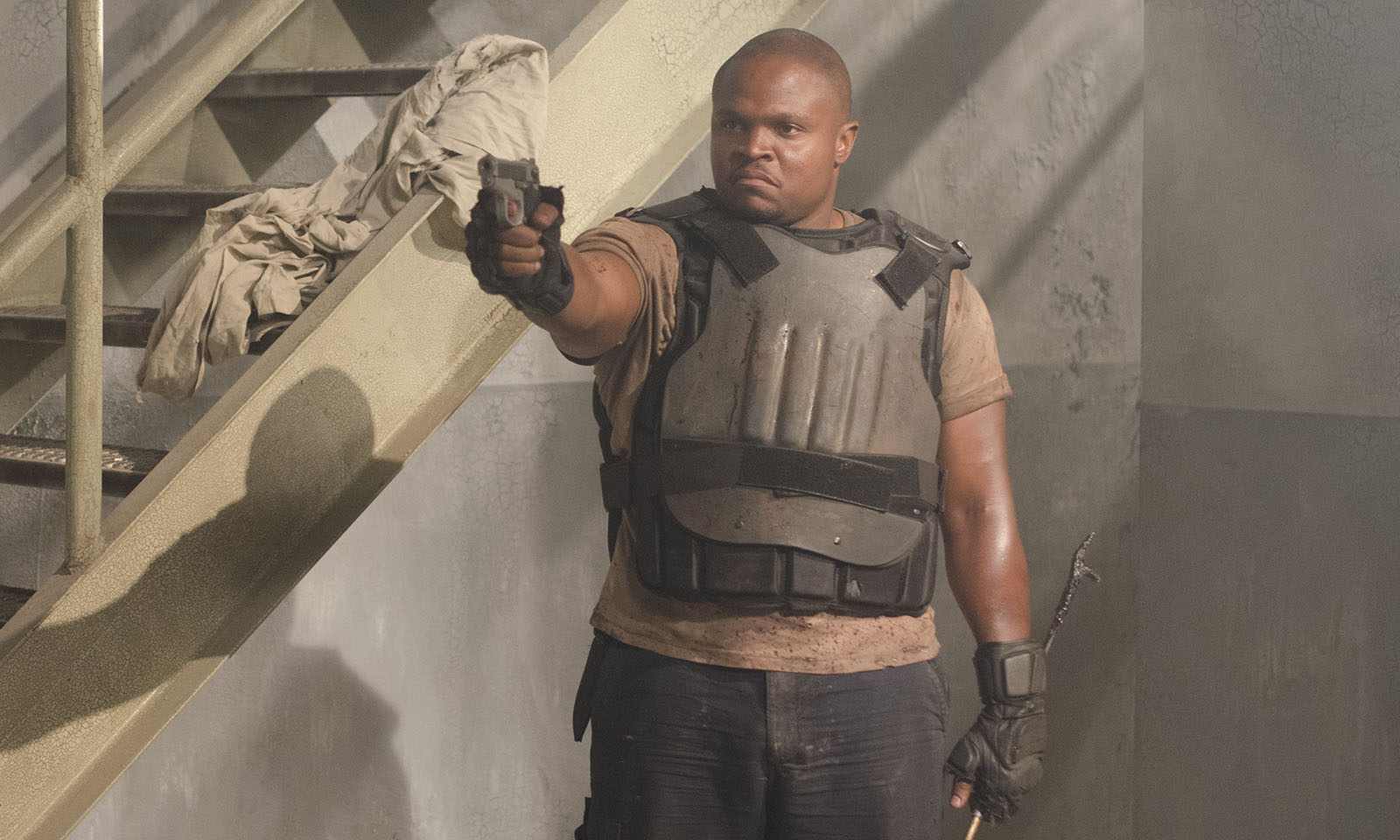 T-Dog na prisão apontando uma arma falsa em cena do episódio 3 da 3ª temporada de The Walking Dead.