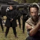 Montagem com os soldados da CRM em The Walking Dead: World Beyond e imagem de Rick Grimes com arma.