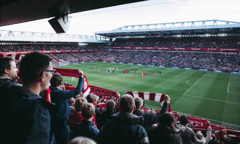 Pessoas vendo o jogo de futebol.