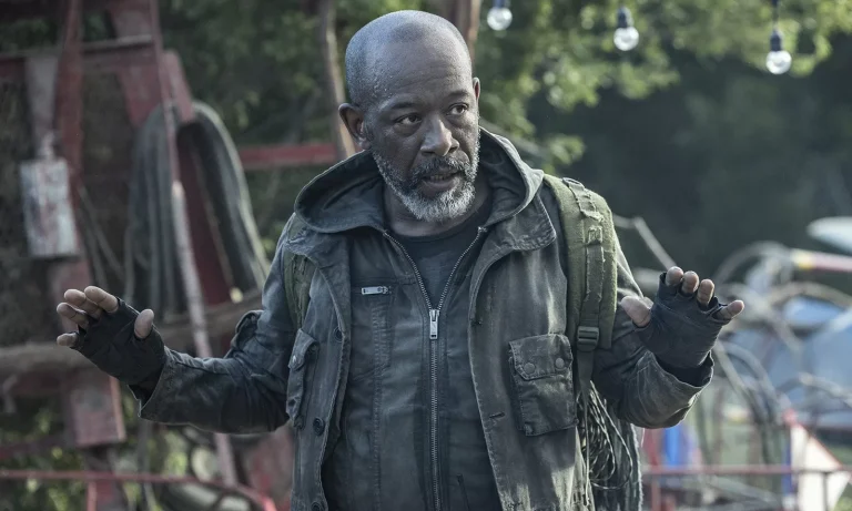 Morgan se rendendo em cena do episódio 1 da 8ª temporada de Fear the Walking Dead.