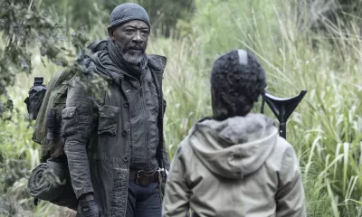 Morgan olhando para Mo na floresta em cena do Episódio 1 da 8ª temporada de Fear the Walking Dead.