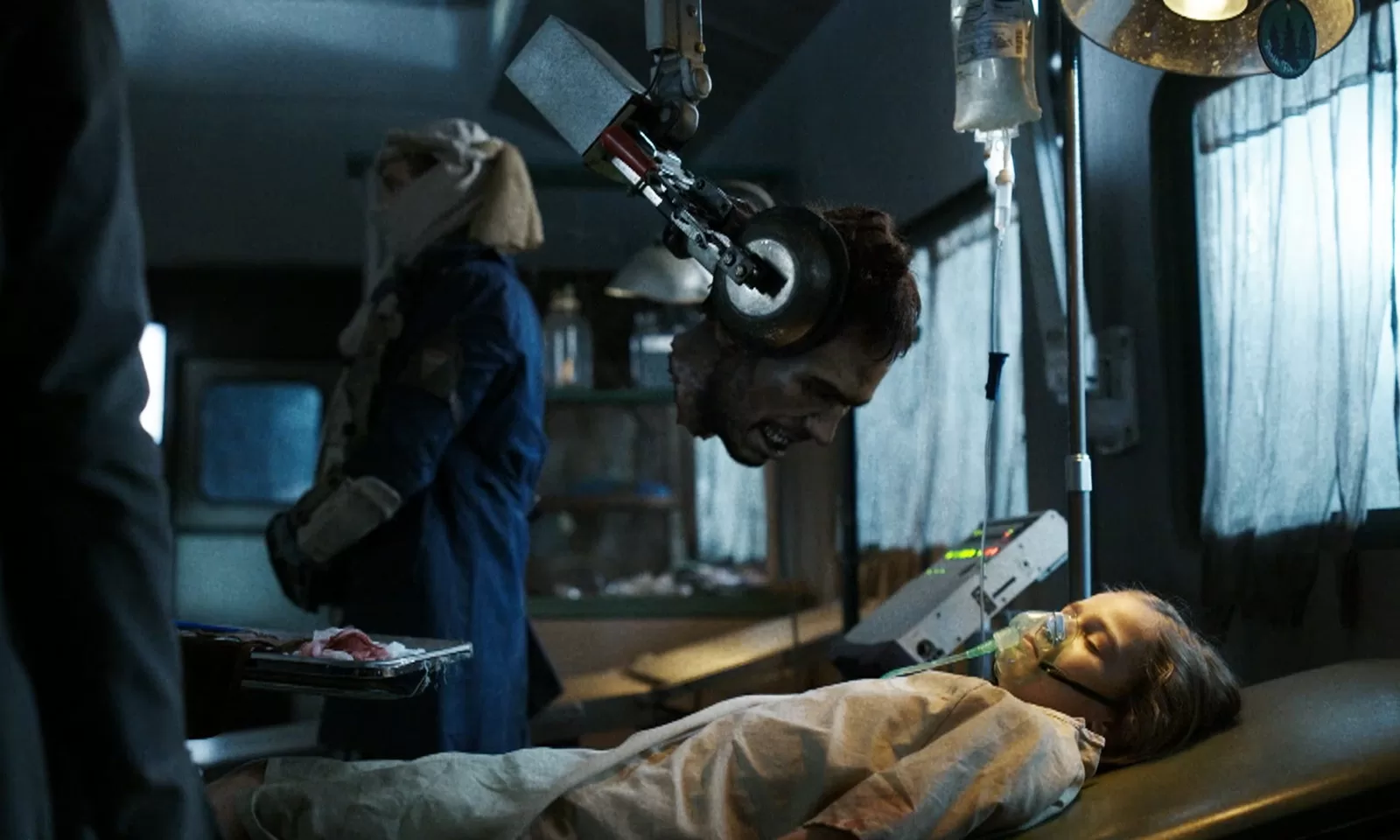 Finch, filho de Dwight e Serry, deitado na cama do vagão do trem e com um zumbi prestes a morde-lo em cena do episódio 2 da 8ª temporada de Fear the Walking Dead.