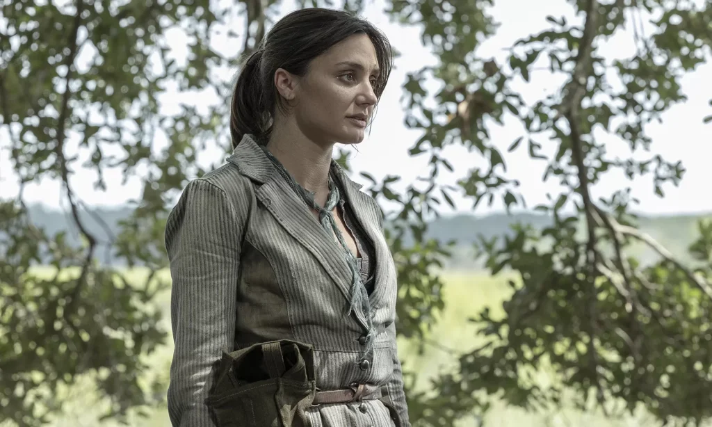 Sherry na floresta em cena do Episódio 2 da 8ª Temporada de Fear the Walking Dead.