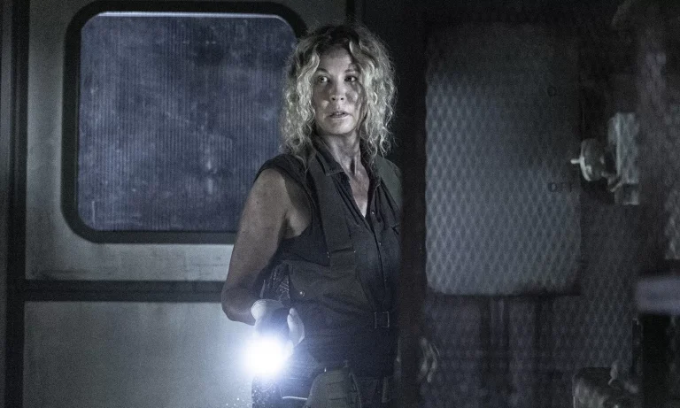 June com uma lanterna em cena do episódio 2 da 8ª temporada de Fear the Walking Dead vaza na internet.