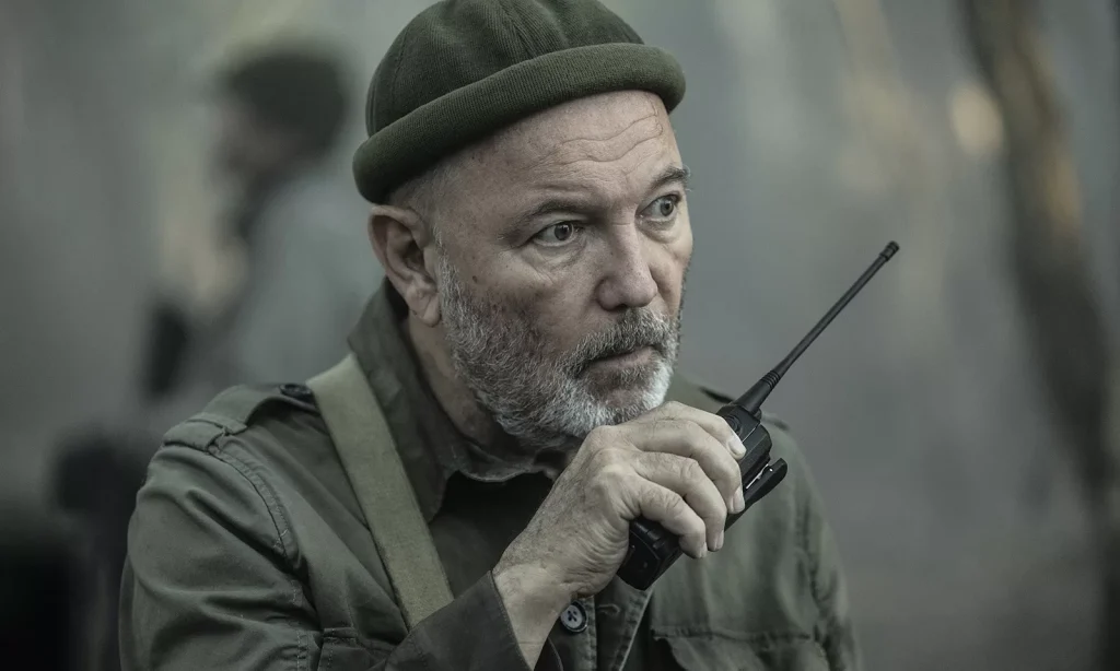 Daniel falando ao rádio em cena do episódio 3 da 8ª temporada de Fear the Walking Dead.