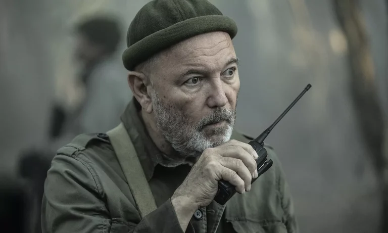 Daniel falando ao rádio em cena do episódio 3 da 8ª temporada de Fear the Walking Dead.