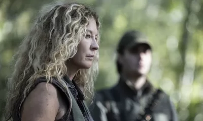June na floresta em cena do episódio 3 da 8ª Temporada de Fear the Walking Dead.