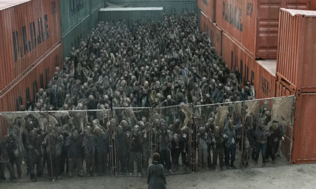 Shrike observando a horda de zumbis no PADRE em cena do episódio 3 da 8ª temporada de Fear the Walking Dead.