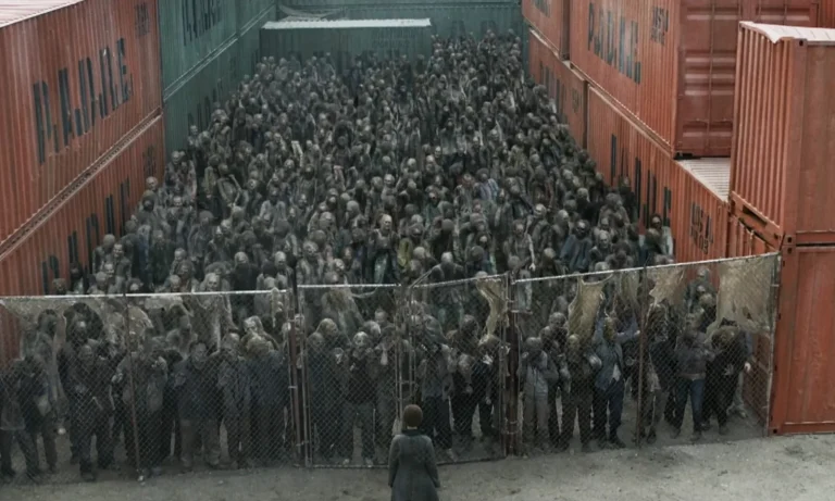 Shrike observando a horda de zumbis no PADRE em cena do episódio 3 da 8ª temporada de Fear the Walking Dead.