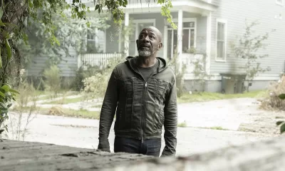 Morgan admirado em cena do episódio 4 da 8ª temporada de Fear the Walking Dead.