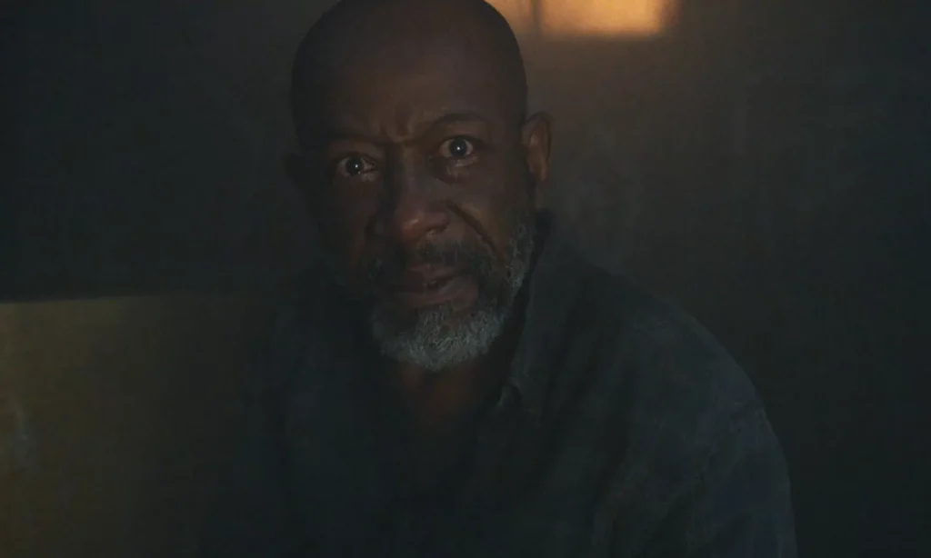 Morgan assustado em cena do episódio 4 da 8ª temporada de Fear the Walking Dead.