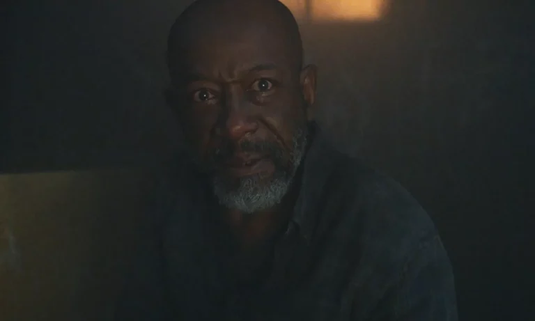 Morgan assustado em cena do episódio 4 da 8ª temporada de Fear the Walking Dead.