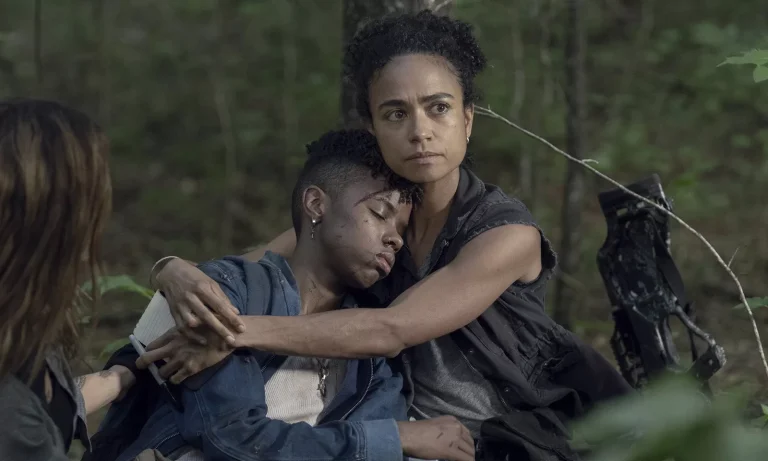 Connie abraçando Kelly em cena de The Walking Dead.