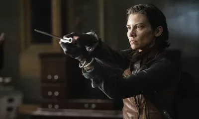 Maggie apontando sua faca em cena de The Walking Dead: Dead City.