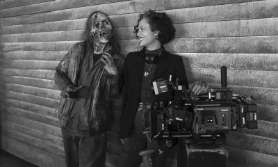 Gandja Monteiro ao lado de um zumbi e com sua câmera no set de The Walking Dead: Dead City.