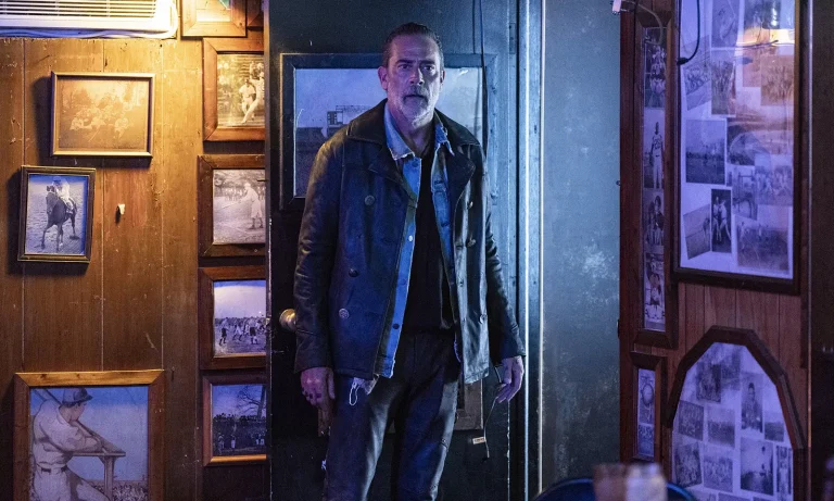 Negan surpreso em cena da 1ª temporada de The Walking Dead: Dead City.