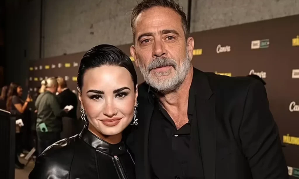 Demi Lovato ao lado de Jeffrey Dean Morgan no evento do último episódio de The Walking Dead em Los Angeles.