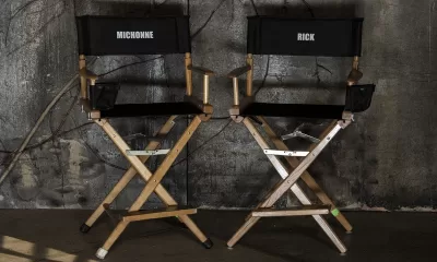 Foto das cadeiras que Andrew Lincoln e Danai Gurira utilizaram no set de gravações de The Walking Dead: Rick e Michonne.
