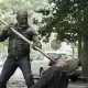 Morgan matando um zumbi com seu bastão em cena do Episódio 4 da 8ª Temporada de Fear the Walking Dead.