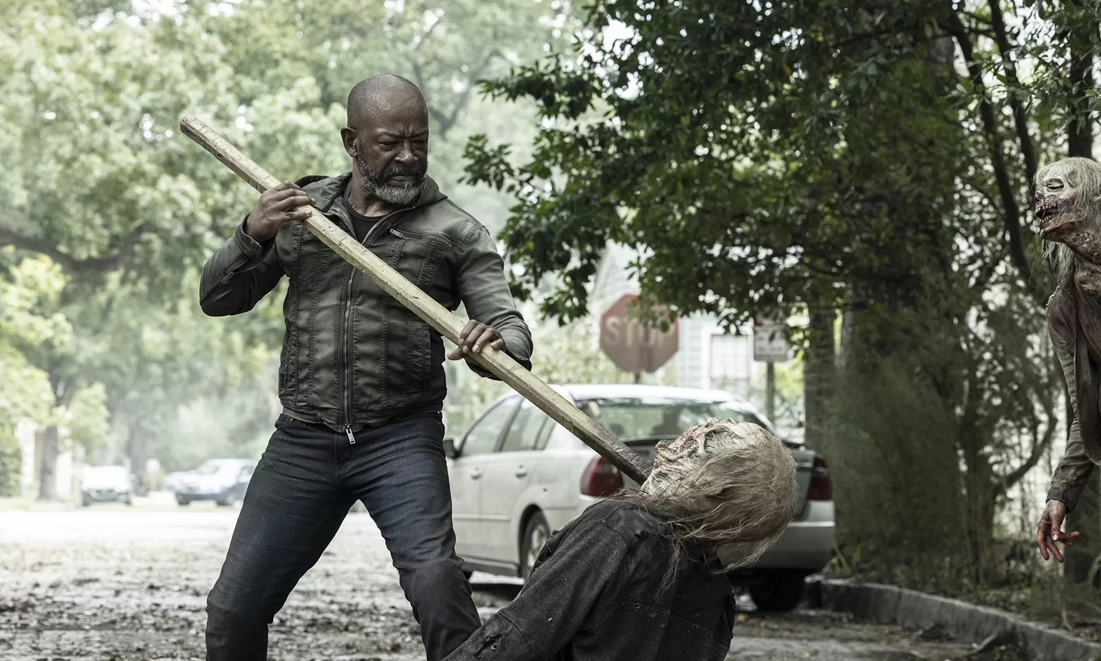 Morgan matando um zumbi com seu bastão em cena do Episódio 4 da 8ª Temporada de Fear the Walking Dead.