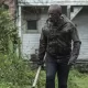 Morgan com cara de bravo segurando seu bastão em cena do Episódio 4 da 8ª temporada de Fear the Walking Dead.