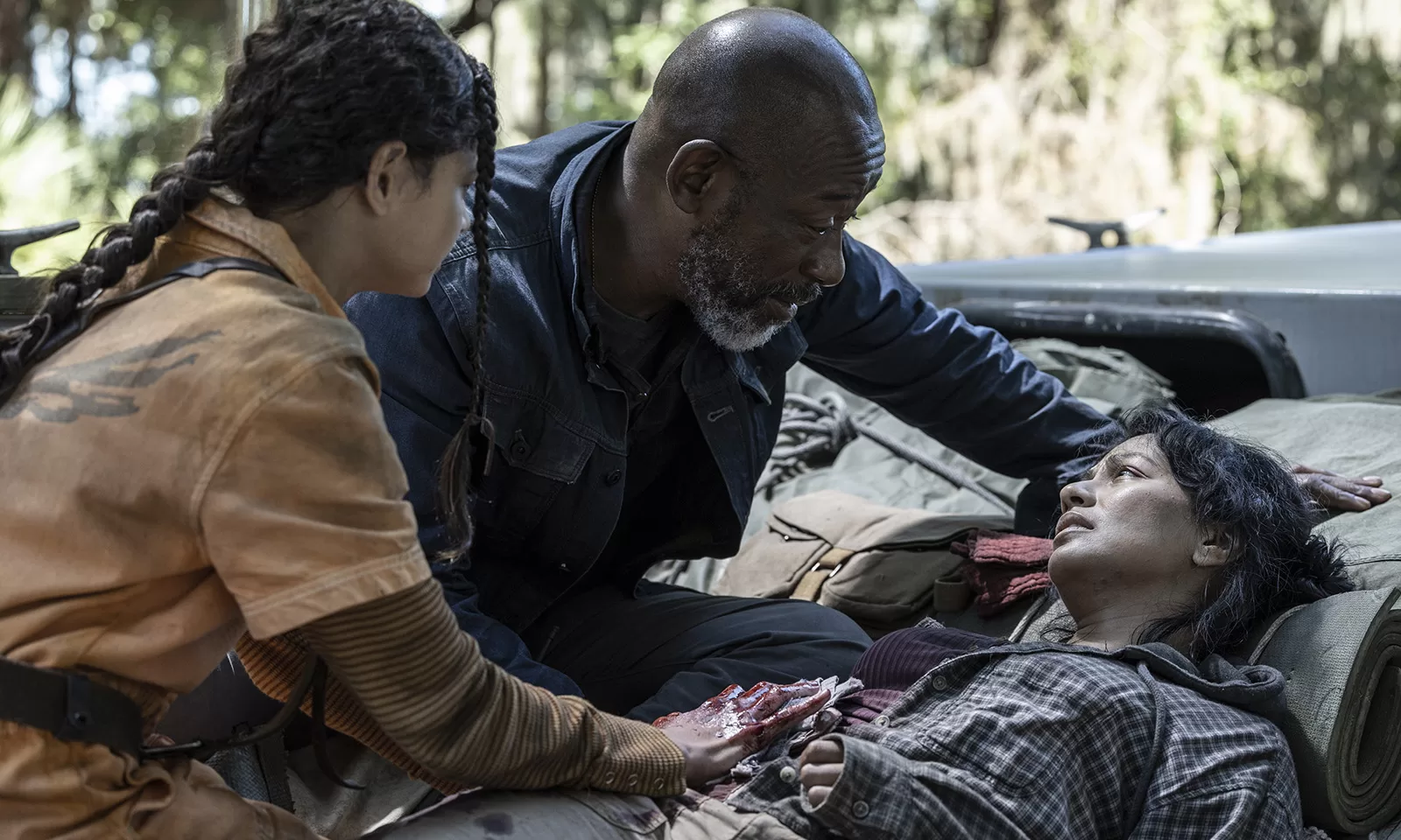 Morgan e Mo olhando para Grace deitada em cena do episódio 5 da 8ª temporada de Fear the Walking Dead.