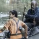 Morgan, Grace e Mo no barco em cena do episódio 5 da 8ª temporada de Fear the Walking Dead.