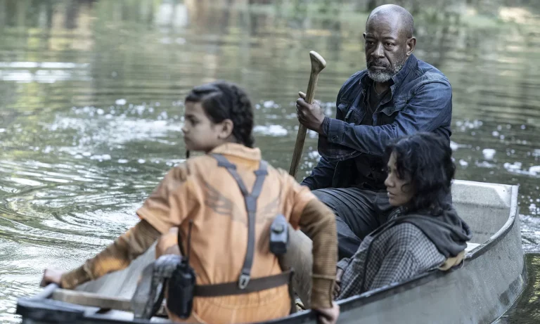 Morgan, Grace e Mo no barco em cena do episódio 5 da 8ª temporada de Fear the Walking Dead.