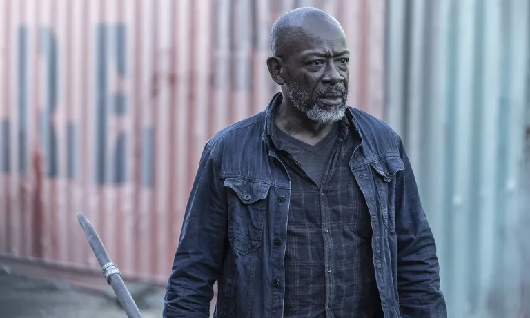 Morgan olhando assustado para algo em cena do episódio 6 da 8ª temporada de Fear the Walking Dead.